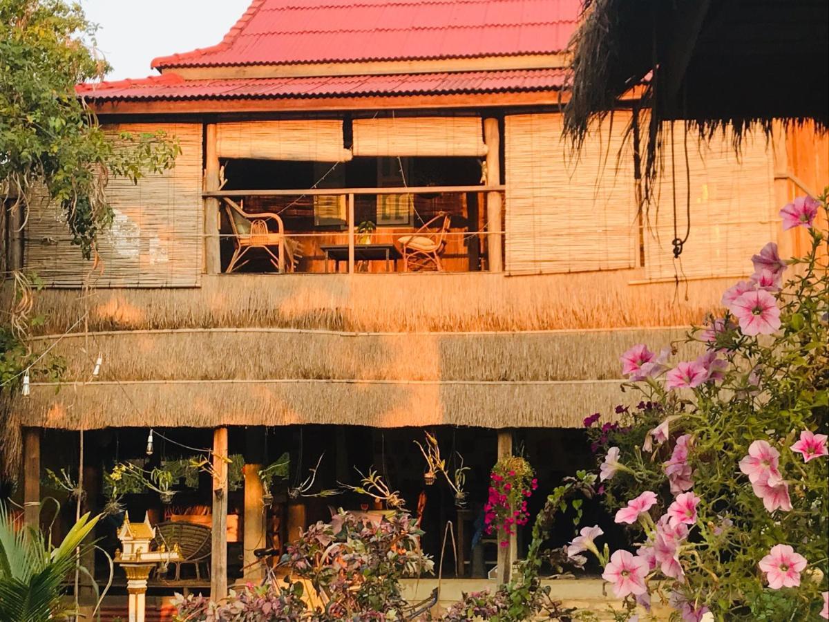 Retro Kampot Guesthouse Exterior photo