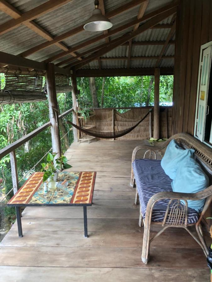 Retro Kampot Guesthouse Exterior photo