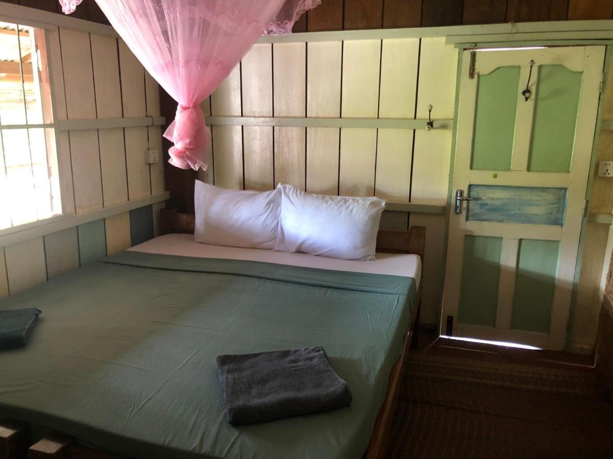 Retro Kampot Guesthouse Exterior photo