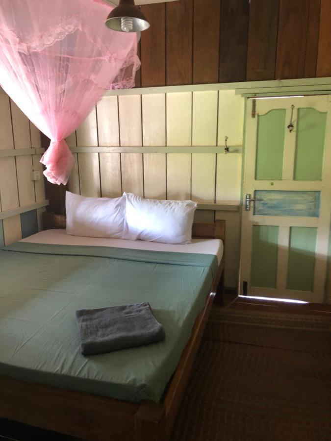 Retro Kampot Guesthouse Exterior photo