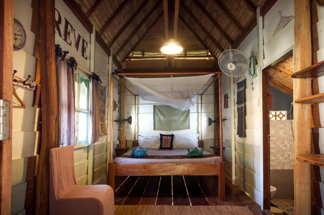 Retro Kampot Guesthouse Exterior photo