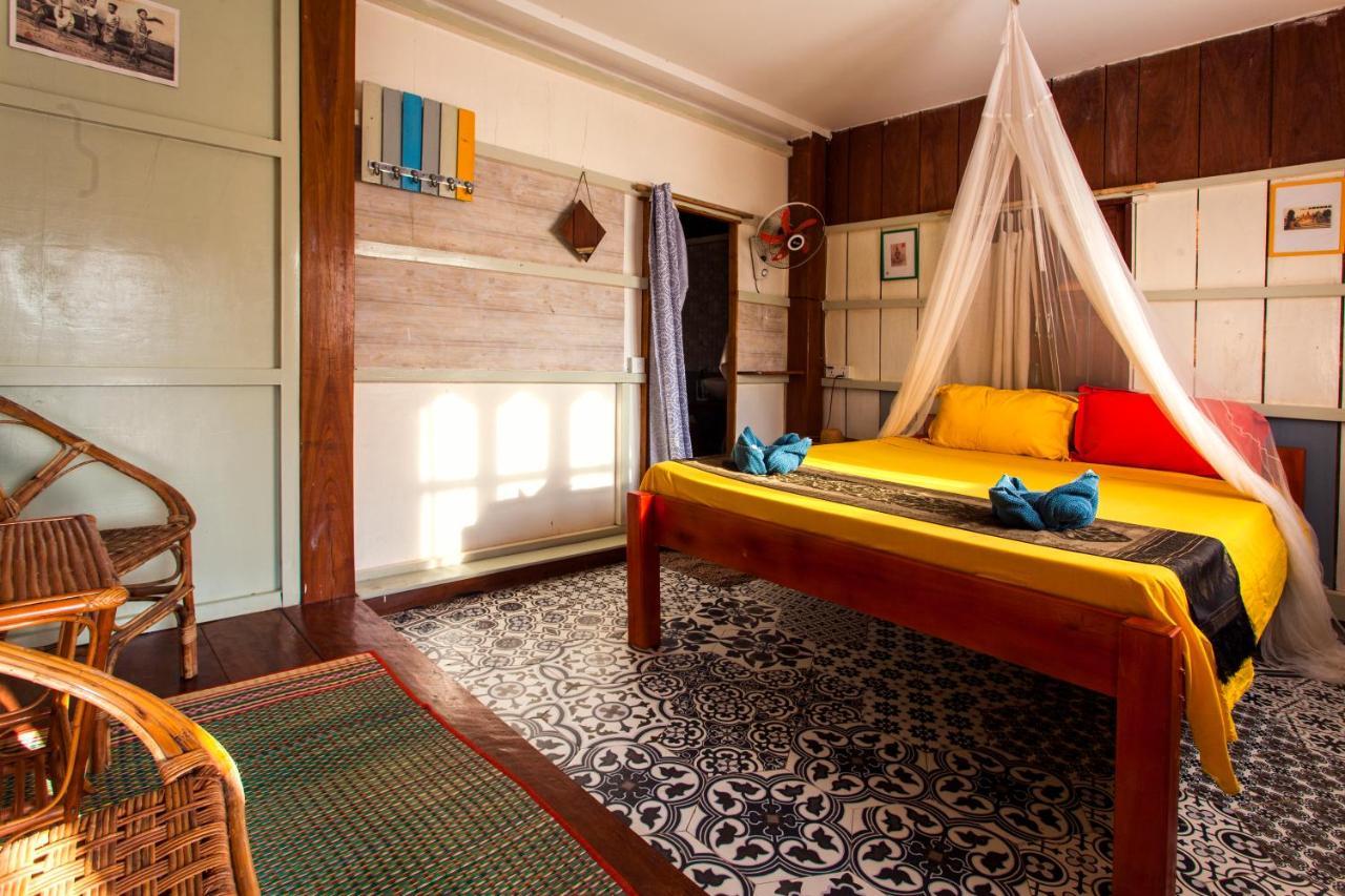 Retro Kampot Guesthouse Exterior photo